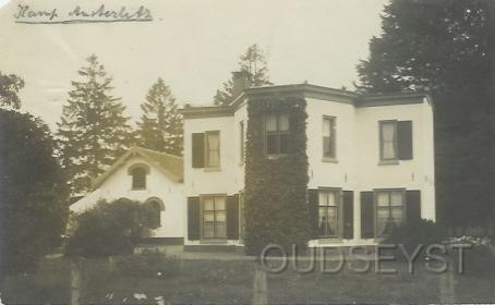 Witte huis-1925-001.jpg - Oude Woudenbergse-zandweg. Vroeger heette de weg 'Den Woudtwegh' en is een zeer oude waarschijnlijk prehistorische weg. In het Witte Huis is nu Staatsboschbeheer gevestigd. Foto gemaakt in 1925.